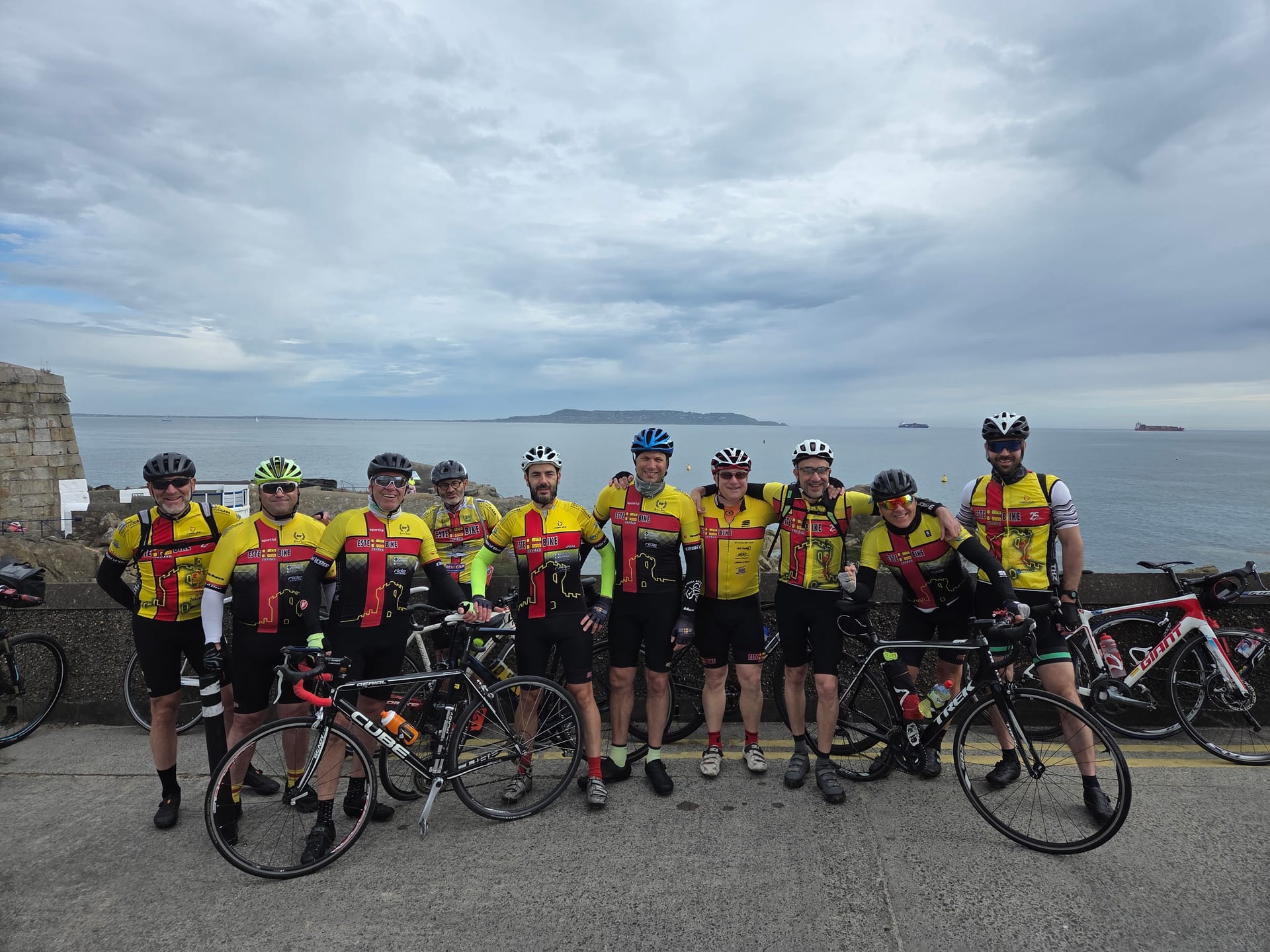 Foto di gruppo al Forty Foot con Howth all'orizzonte