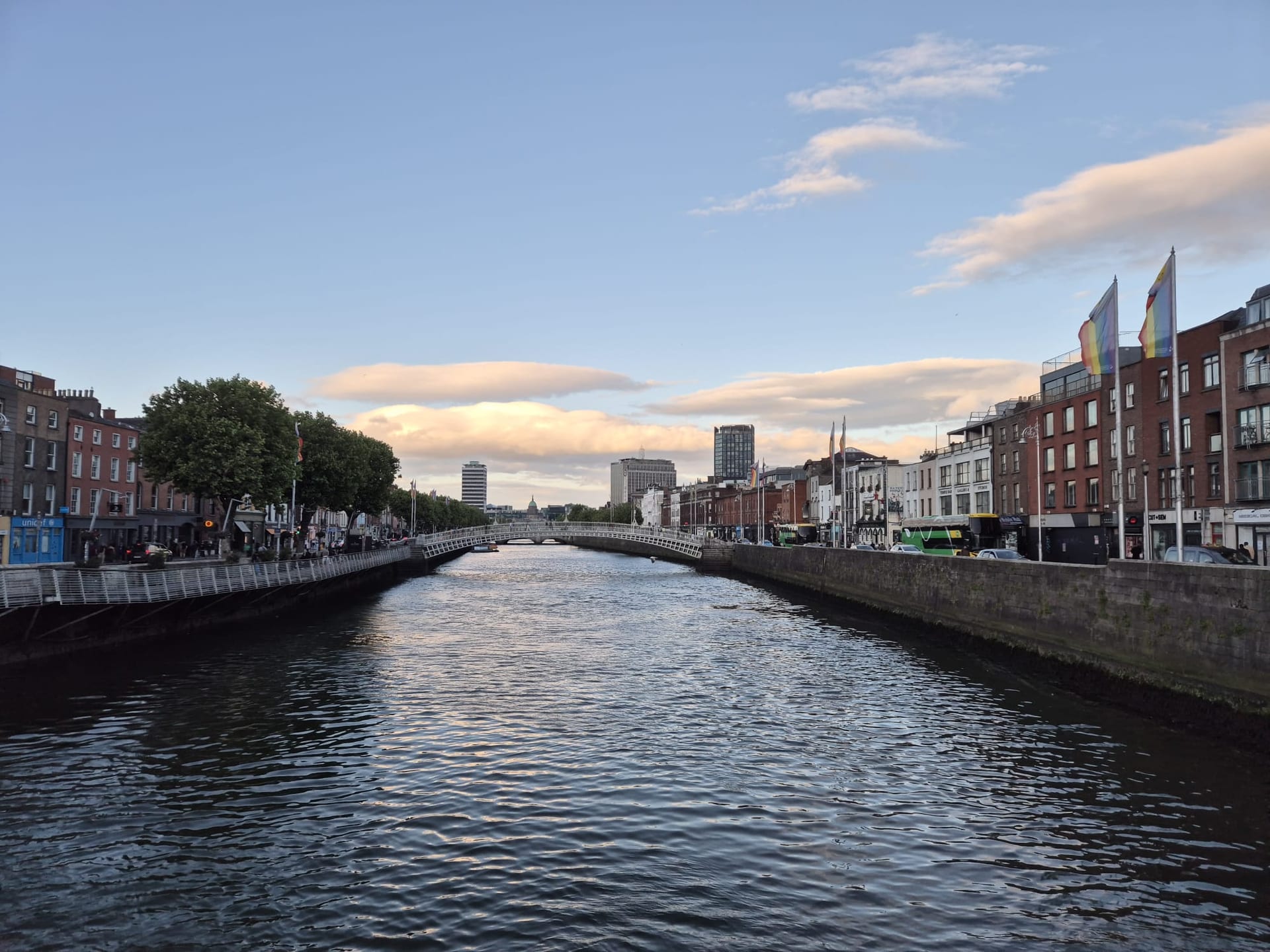 Il Liffey e l'Ha'penny Bridge al tramonto