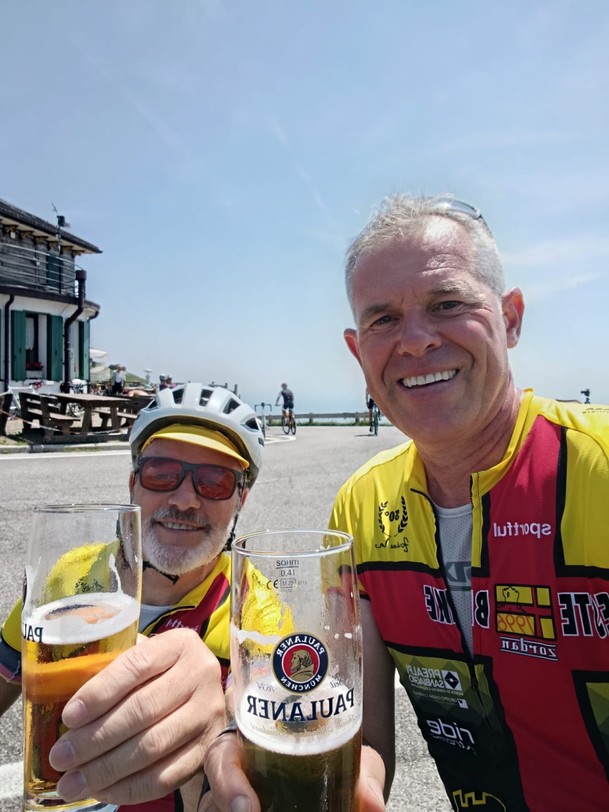Brindisi in quota davanti al rifugio