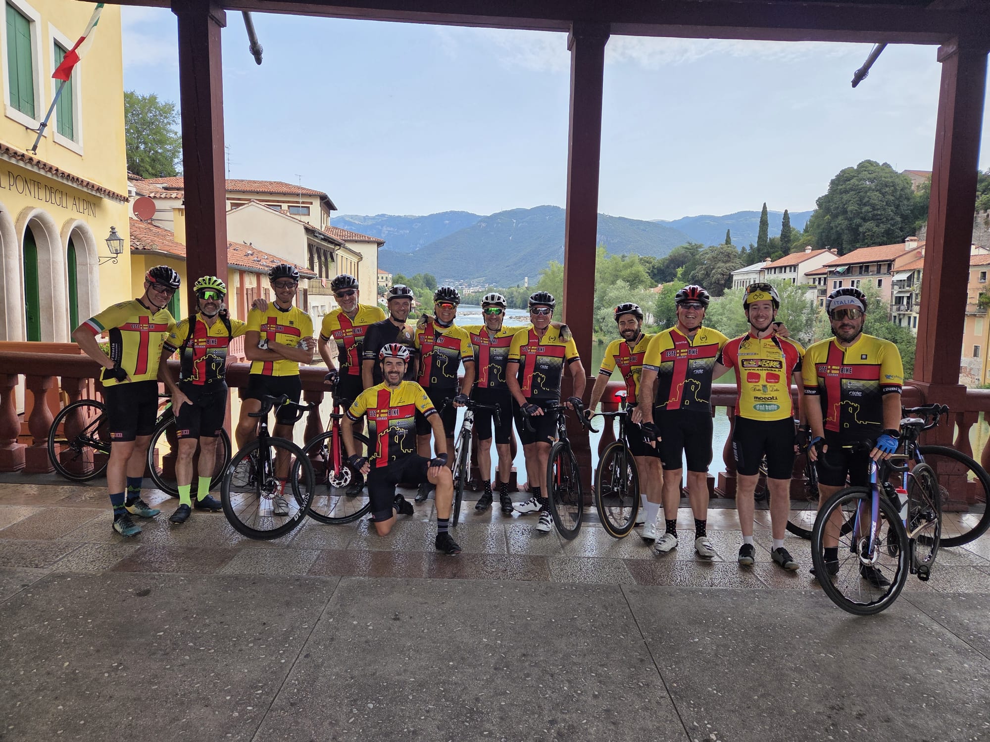 Foto di gruppo dei giallorossi a Bassano del Grappa